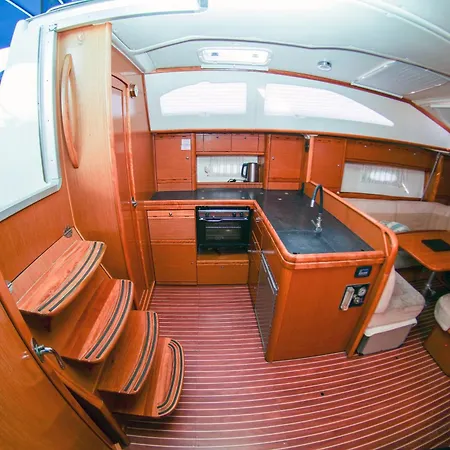 Narayana Sailing Yacht Hotel *
