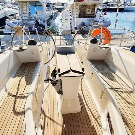 Narayana Sailing Yacht Отель *